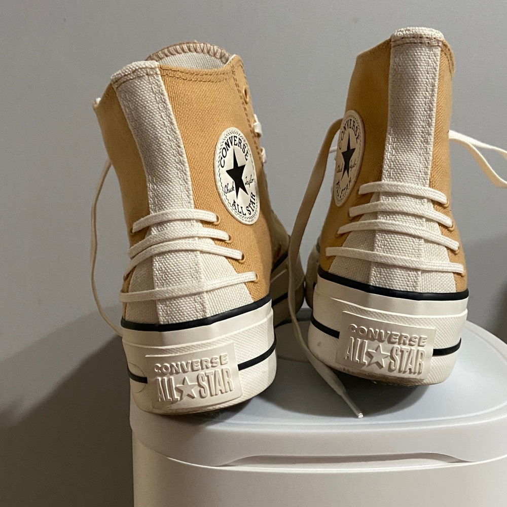 Converse Women's Chuck Taylor All Star Lift Platform Crafted Laces. - Picture 2 of 5